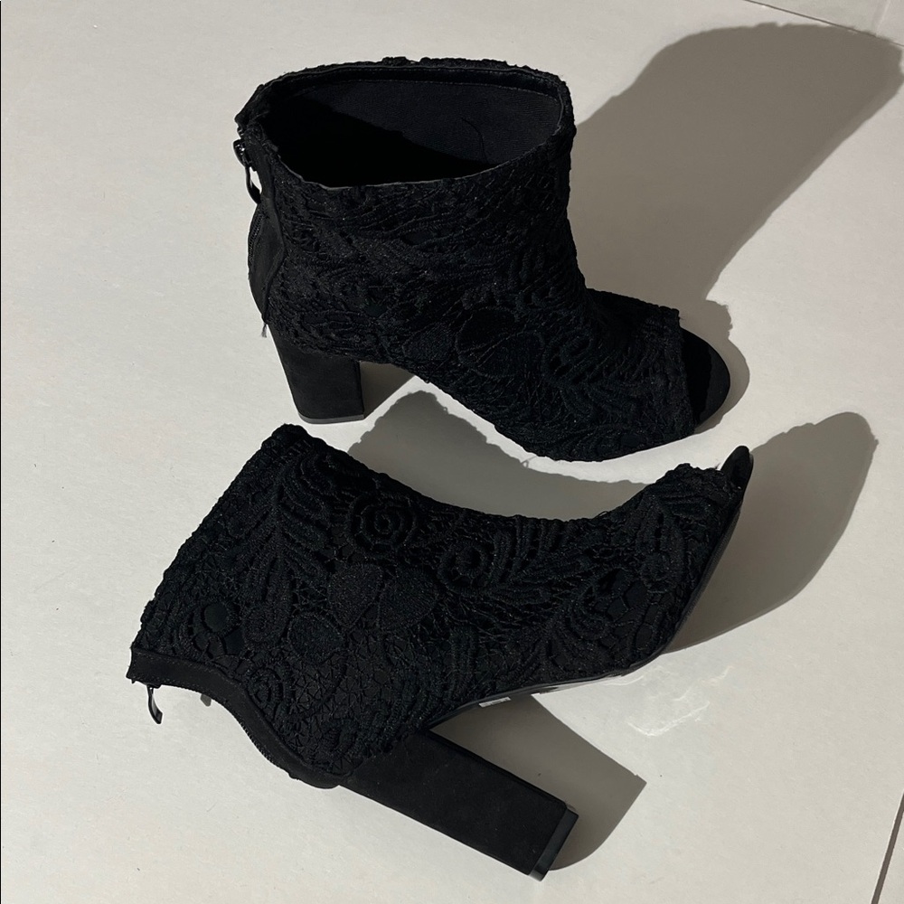 Torrid Black Lace Peep Toe Booties Boots Block Heels sz 8W Fall Winter Shoes